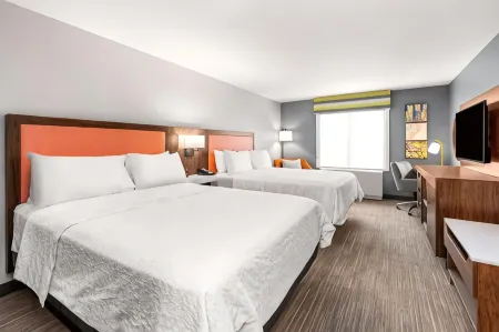 Hampton Inn & Suites Fairbanks Отели рядом с достопримечательностью «Заказник Френдс оф Кримерс Филд эт Кримерс Филд Мигратори Уотерфоул»