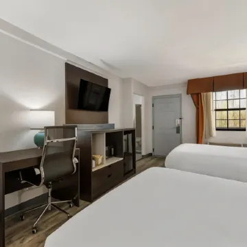 Quality Inn & Suites Airport Отели рядом с достопримечательностью «Банк оф Америка Стадиум»