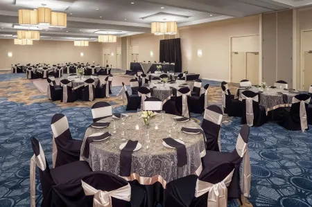 Wyndham Garden Westlake Отели рядом с достопримечательностью «Cara's Boutique»