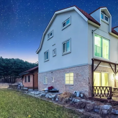 Gangneung Booyeon Pension Отели рядом с достопримечательностью «Павильон Кёнподэ»