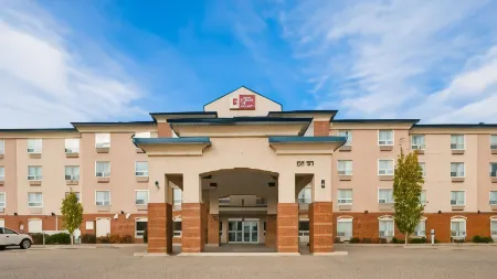 Best Western Plus Red Deer Inn  Suites Отели рядом с достопримечательностью «ENMAX Centrium»