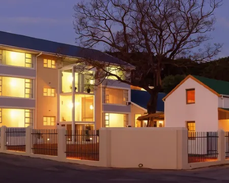 The Russel Hotel โรงแรมในคินส์น่า