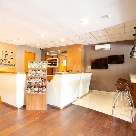 Life Hotel Mayjend Sungkono