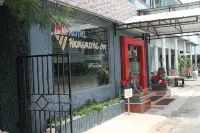 Hongkong Inn Singkawang Hotels near Pasar Hongkong