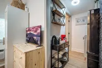Cozy Studio Just 5 Minutes from Miami Airport! Comes with 1 Free Parking Space. - Kitchens