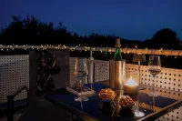 Central, stylish and modern holiday apartment with balcony and box-spring beds