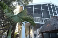 Spacious 3 bedroom home in Plantation key with 30 foot dock