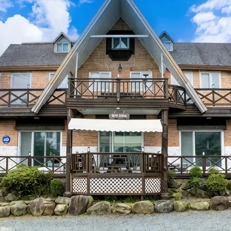 Pyeongchang Lodge House Отели рядом с достопримечательностью «Лыжный курорт Феникс Парк»