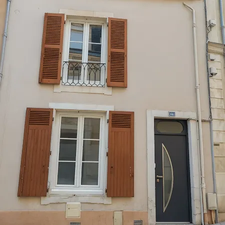 Cosy 5-bedroom townhouse. Close to all shops and hypercentre!
