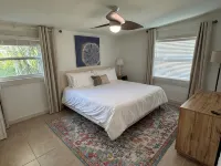 Styled, Clean & Close to the action! 1 Mile to 5th Ave, 3rd St S & Naples Beach! - Homestays