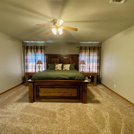 Charming Hilltop Hideaway Lodge in Blossom TX-4 bedroom- Sleeps up to 25