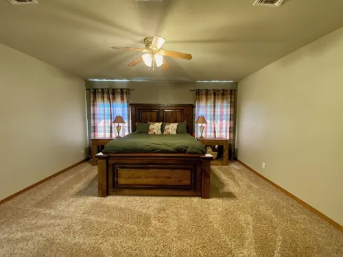 Charming Hilltop Hideaway Lodge in Blossom TX-4 bedroom- Sleeps up to 25