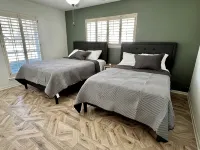 Big Heated Pool w Sunroom, Centrally-loc. Luxury in Houston, Billiards, Sleeps16 - 私人泳池