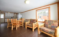 Beautiful lakeside 2 Bedroom cabin on private lake (Cabin#4)