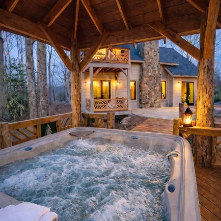 NEW LOG HOME in Hendersonville with fireplace, fire pit and Hot Tub