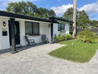 Clean and modern 2/2 pool home, only 7 min. to beach, walking distance to shops Hotels in Oakland Park