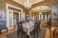 Historic landmark 4-bed 4 bath house in marvelous Savannah with free parking!