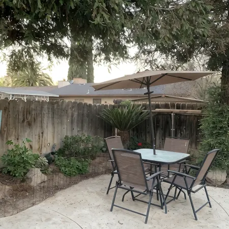 Cozy 3 bed/ 2 bath with a Brewery Feel Patio