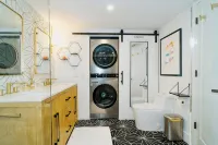 Coastal Chic 1BR Retreat – Walk to Jupiter Beach!