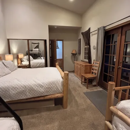 Wilderness&Wanderlust. WiFi, pool access, trails,lake,town.Cabin life elevated.
