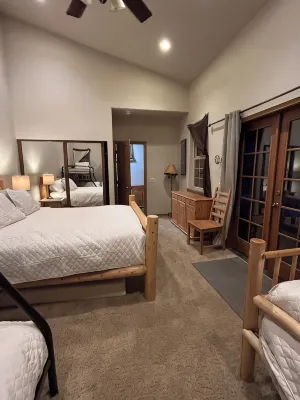 Wilderness&Wanderlust. WiFi, pool access, trails,lake,town.Cabin life elevated. - Chalets