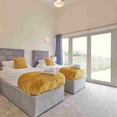 Luxury 2-Bed Cotswolds Barn with Private Hot Tub | Sleeps 4 Rooms