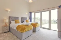 Luxury 2-Bed Cotswolds Barn with Private Hot Tub | Sleeps 4