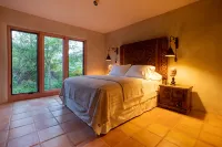 Peaceful family/group home with private attached treehouse - Homestays