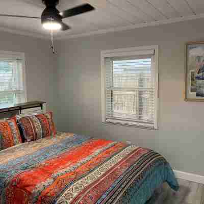 Charming 2-bedroom house with dock, AC, & Wifi. Enjoy kayaking2 min from beach Rooms
