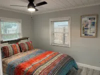 Charming 2-bedroom house with dock, AC, & Wifi. Enjoy kayaking2 min from beach - 3성급