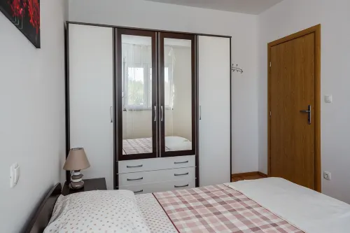 Apartments Nada Trogir-Arbanija, A nice app. with sea view, 100 m from the beach - Wifi