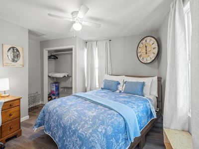 Brothers bond 3bed 2bath, short walk to the square
