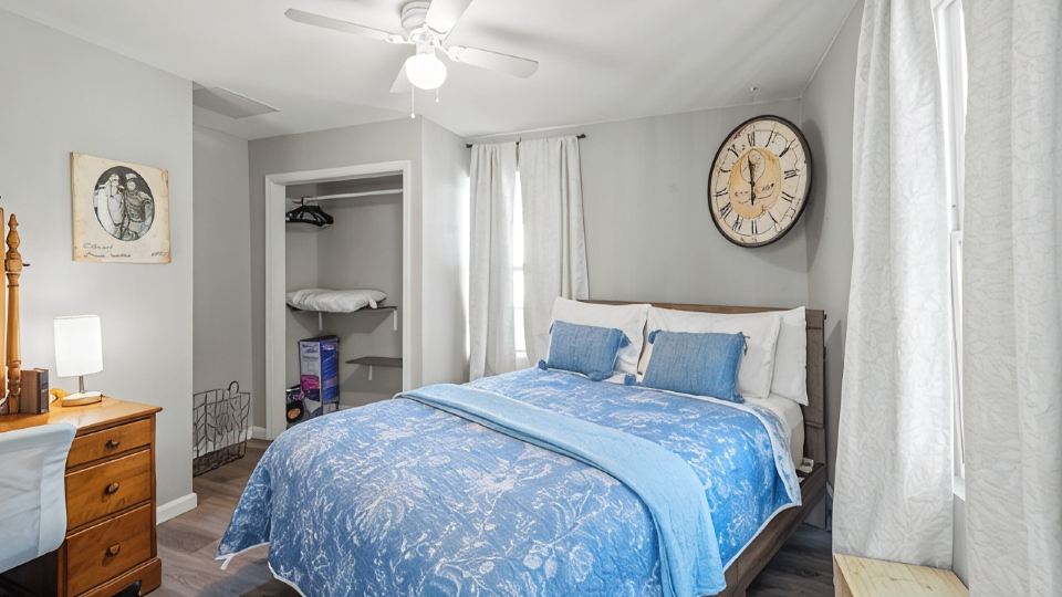Brothers bond 3bed 2bath, short walk to the square