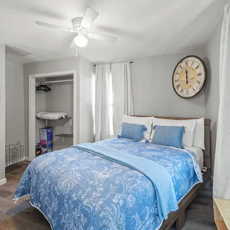 Brothers bond 3bed 2bath, short walk to the square
