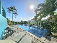 Character house overlooking the golf course and the bay of the Three Islets - 游泳池
