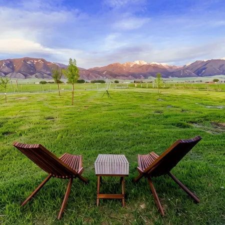 Off-grid tiny home farm stay with incredible mountain views!