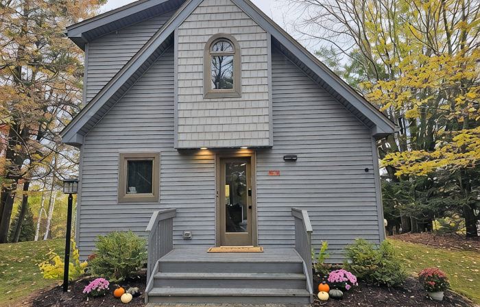 Charming 2-Bedroom Cottage with Game-Room and WiFi in Bolton Landing/Lake George
