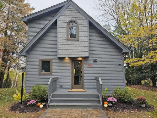 Charming 2-Bedroom Cottage with Game-Room and WiFi in Bolton Landing/Lake George