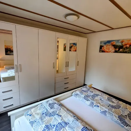 Veluwe Apeldoorn: spacious comfortable chalet + garden - beautiful child-friendly park Отели в г. Хундерло