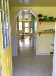 Sea-Breeze Cottage perched on the edge of the bay. - Wifi