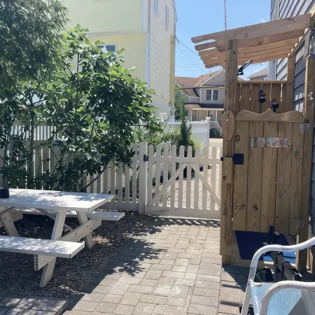 Shorely Waterfront •XL 2nd FL 2/3Br 2.5BTH•Private Jacuzzi, Dock, Kayaks, Bikes