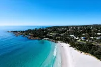 HORIZON at BINALONG BAY Have fun with the whole family at this new beach house. - 4-Star
