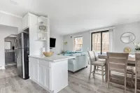 Deluxe 3-Bedroom Apartment with on-Site Parking - Wifi