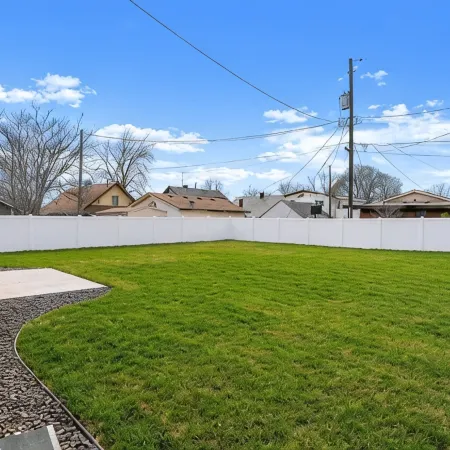 Clean 2 Bed Bungalow, Free Parking, Fast WiFi, Near GU