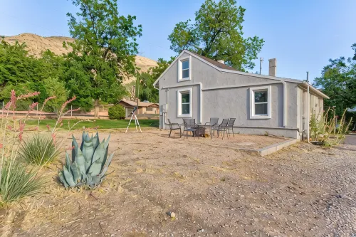1924 Zion Western Farmhouse - 3-Star