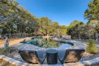 Modern 2-Bedroom Loft in Austin w Pool, Hot Tub,Fire pit,Goats,Alpacas,Chickens - Chalets
