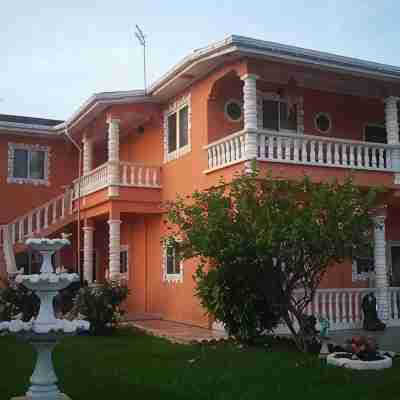 Beautiful 3 bedroom modern home Hotel Exterior