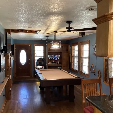The Manor_4 BR w/ Pool Table, Swimming Pond, and Sand Volleyball