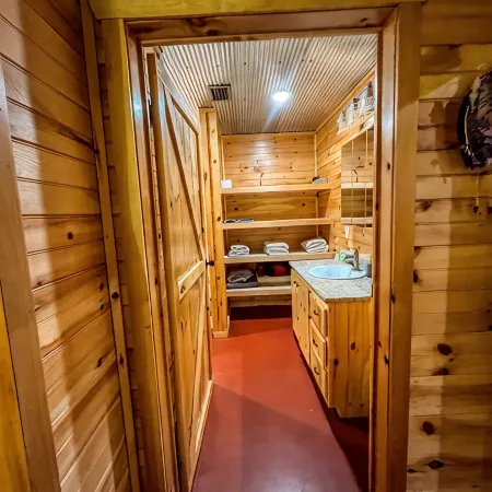 New Cabin just minutes from Sylamore Creek and close to town! Hoteles en Condado de Izard