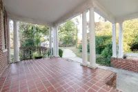 Entire Historic Home with 3620Sqft Perfect for Families - Homestays